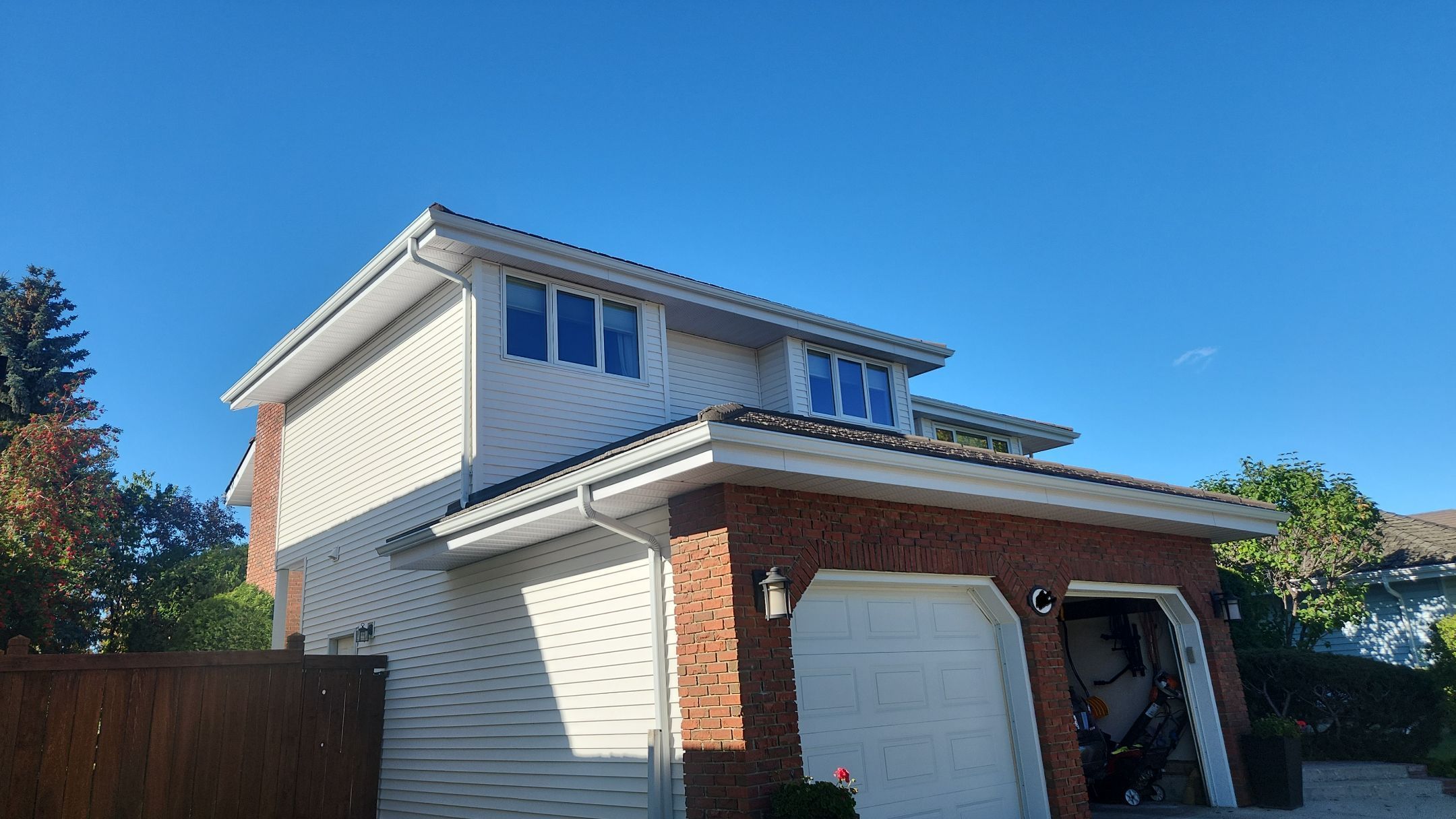 A home in Oleskiw Edmonton with simple straight rooflines that serves as an example of a home that would require a lower price per linear foot for Darren Does That to install smart soffit lights.